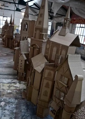 Kartonnen bouwsels in de kerk beeldend groep 7 en 8 2